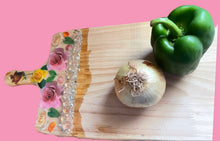 Load image into Gallery viewer, Floral cutting board
